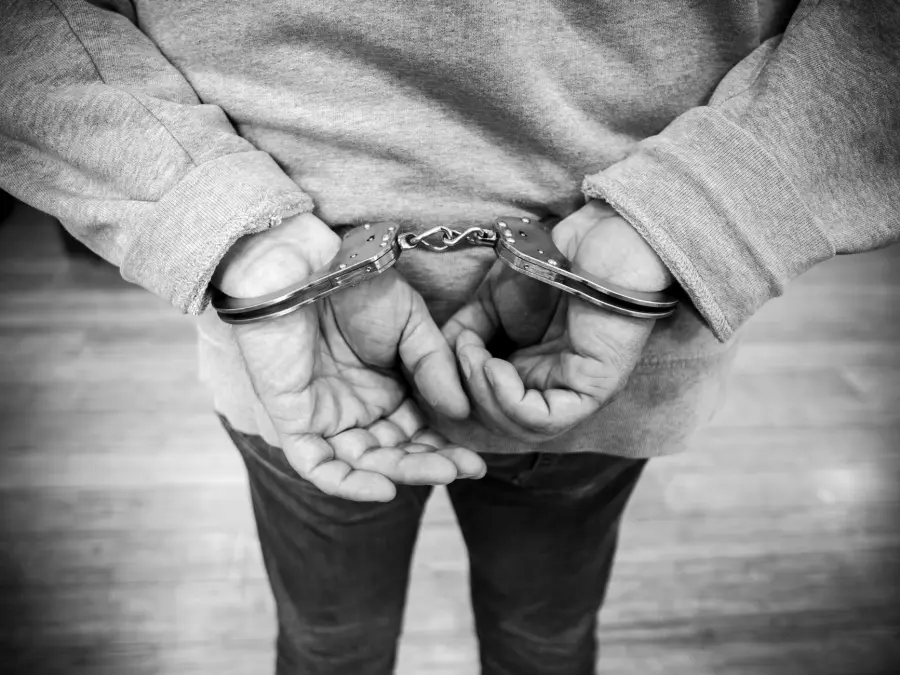 Ravenna, danneggia una casa e aggredisce un passante: arrestato