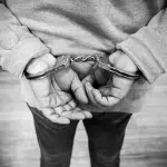 Ravenna, danneggia una casa e aggredisce un passante: arrestato