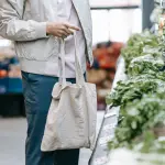 Consumi, spesa a 23.261 euro: cambiano le scelte delle famiglie