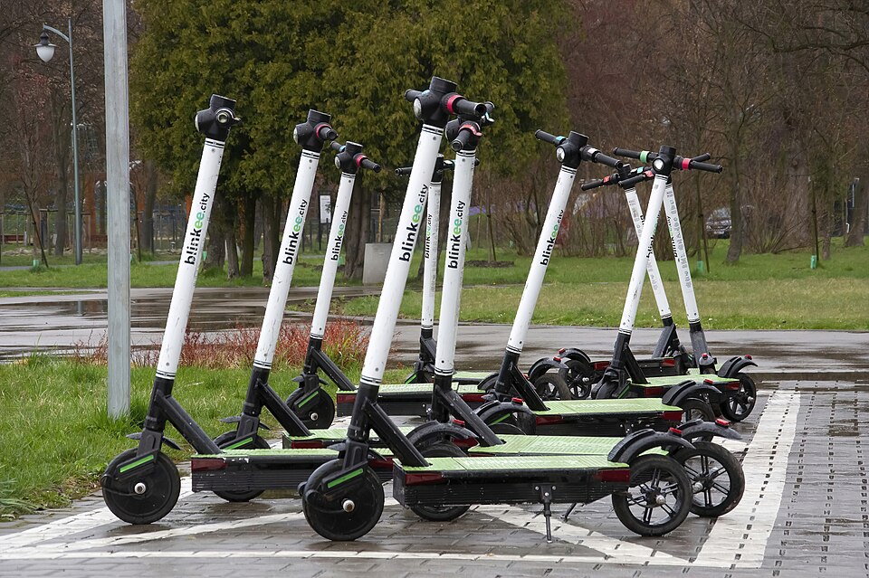 Monopattini elettrici: dal 16 maggio obbligo di targa e assicurazione RCA