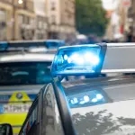 Intervento della Polizia evita il peggio: uomo in stato di agitazione sul tetto
